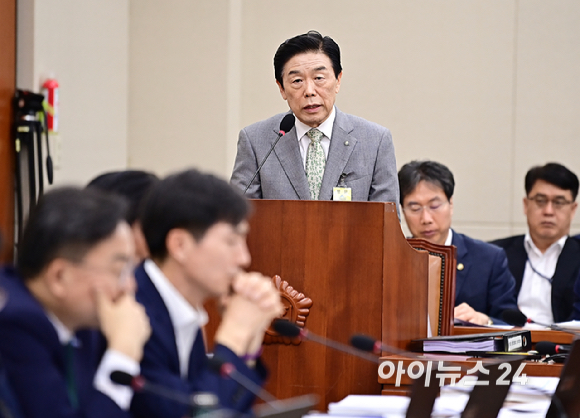 김형석 독립기념관장이 26일 오후 서울 여의도 국회에서 열린 정무위원회 전체회의에서 질의에 답하고 있다. [사진=곽영래 기자]