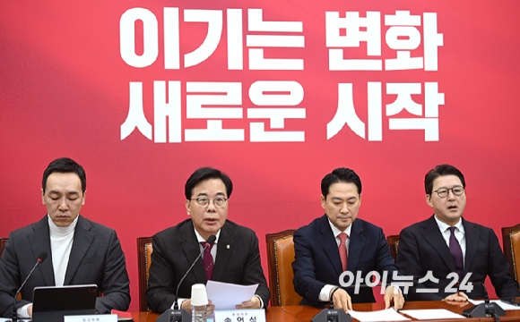 국민의힘 한동훈 전 대표가 14일 당 윤리위원회가 본인을 제명 결정한 것과 관련해 입장을 밝힌 뒤 회견장을 떠나고 있다. [사진=연합뉴스]