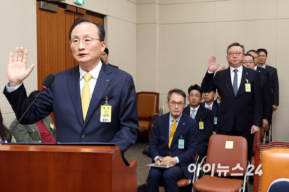 (왼쪽부터)이환주 KB국민은행장-정상혁 신한은행장-이호성 하나은행장-정진완 우리은행장-강태영 NH농협은행장 19일 오후 서울 여의도 국회에서 진행된 정무위원회 금융감독원 등 국정감사에 증인으로 출석해 선서하고 있다. [사진=정소희 기자]