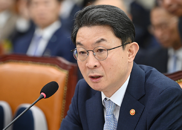 이억원 금융위원장이 20일 서울 여의도 국회 정무위원회에서 열린 금융위원회 등에 대한 국정감사에서 질의에 답변하고 있다. [사진=곽영래 기자]