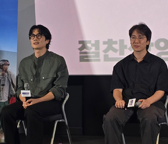 배우 엄태구와 엄태화 감독이 영화 '와일드 씽' GV에 참석해 대화를 나누고 있다. [사진=롯데엔터테인먼트]