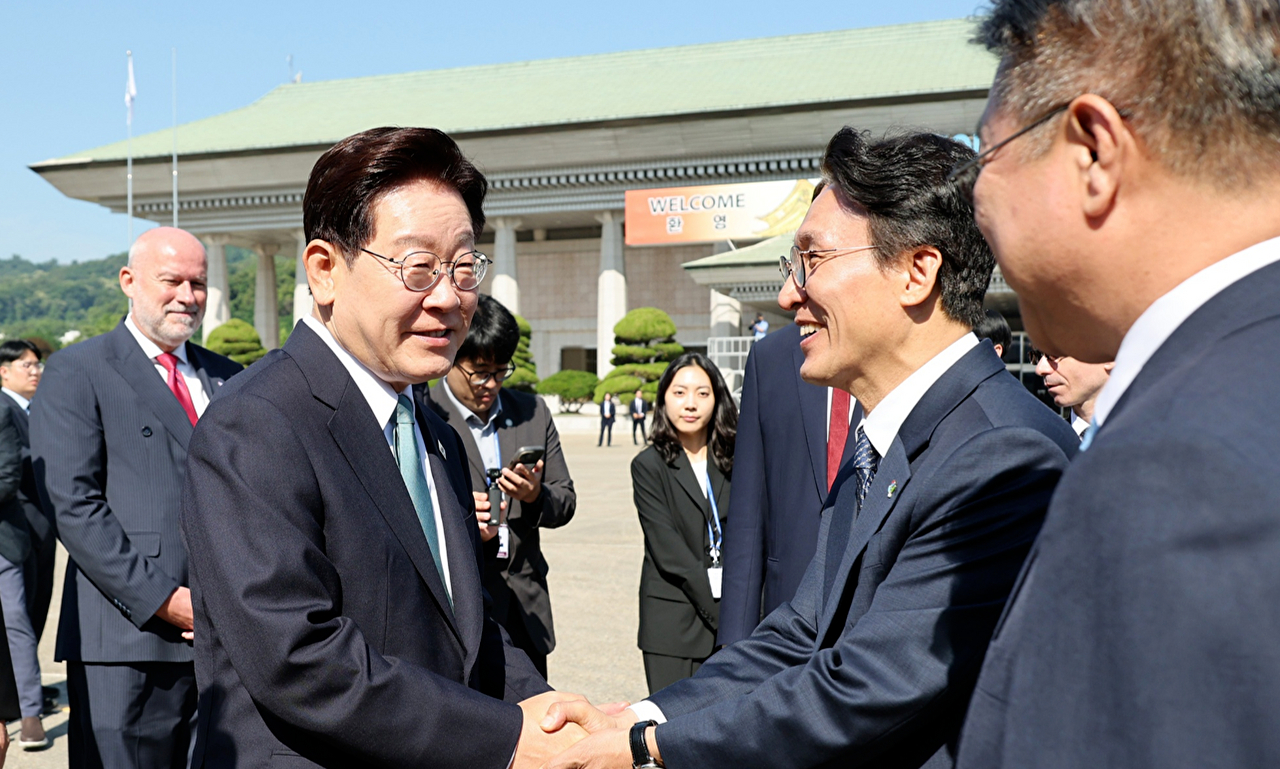 주요7개국(G7) 정상회의 참석과 유럽 순방을 위해 출국하는 이재명 대통령이 9일 성남 서울공항에서 환송 나온 김민석 국무총리와 인사하고 있다. [사진=연합뉴스]