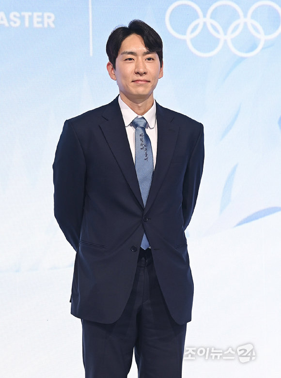 이승훈 해설위원이 14일 서울 여의도 페어몬트 앰배서더 서울에서 열린 JTBC '2026 밀라노 코르티나 동계올림픽' 기자간담회에서 포즈를 취하고 있다. [사진=곽영래 기자]