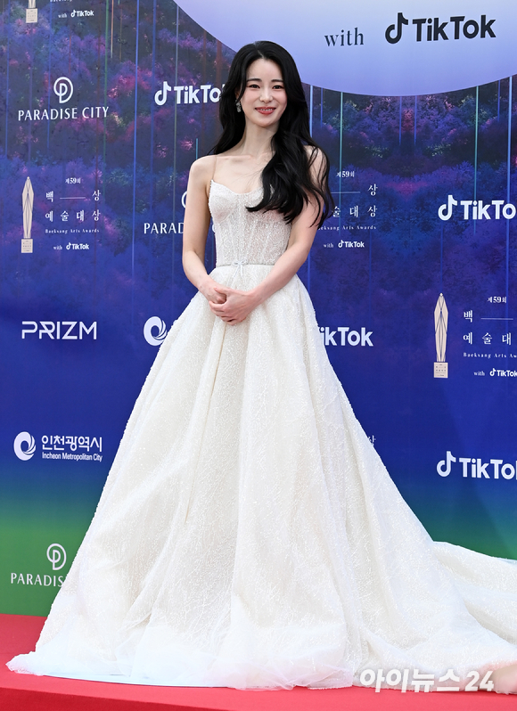 배우 송혜교(왼쪽 위부터 시계방향으로), 박성훈, 김히어라, 김건우, 임지연이 28일 오후 인천 파라다이스시티에서 열린 제59회 백상예술대상 레드카펫에서 포즈를 취하고 있다. [사진=김성진 기자]