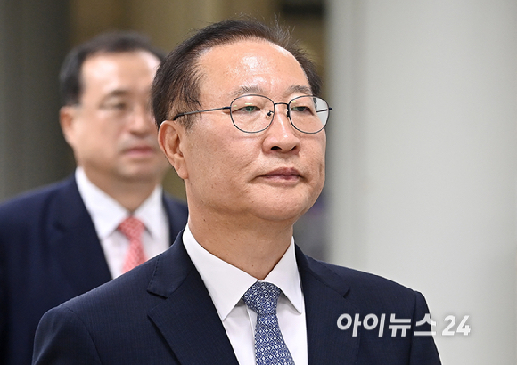 내란 중요임무 종사 및 직권남용 등 혐의를 받는 박성재 전 법무부장이 22일 오후 서울 서초구 서울중앙지방법원에서 열린 1심 선고 공판에 출석하고 있다. [사진=곽영래 기자]