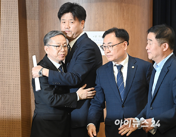 더불어민주당 전략공천 대상에서 제외된 김용 전 민주연구원 부원장이 28일 서울 여의도 국회 소통관에서 기자회견을 마친 뒤 회견장을 나서고 있다. [사진=곽영래 기자]