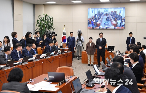 우원식 국회의장이 13일 오전 서울 여의도 국회에서 열린 기획재정위원회 국정감사장을 찾아 국감 위원 및 직원들을 격려하고 있다. [사진=곽영래 기자]