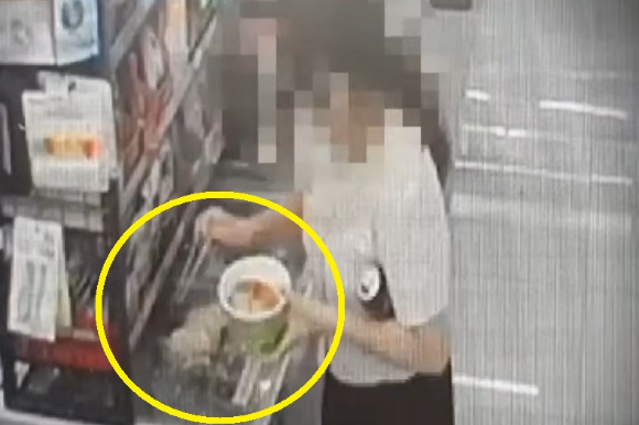 라면 국물을 냉동고 위에 쏟고 면발까지 버리고 있다. [사진=사건반장 캡쳐]
