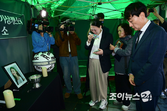 안형준 MBC 사장이 15일 오전 서울 상암동 MBC신사옥 앞 기상캐스터 故 오요안나 분향소에 들러 고인을 기리고 있다. 이날 MBC는 故 오요안나 유족과 합의를 하고 명예사원증 수여식을 진행했다. [사진=정소희 기자]