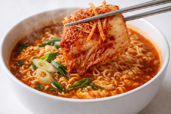 가정이나 편의점에서 즐기는 '꿀조합 식단'이 신장&middot;심혈관 건강에 부담을 줄 수 있다는 지적이 나왔다. 특히 라면과 김치를 함께 섭취할 경우 한 끼에 하루 나트륨 권고량을 초과하는 것으로 확인됐다. 사진은 AI 생성 이미지로, 본 기사 내용과 무관. [사진=챗GPT]