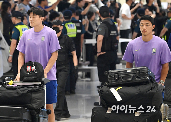 북중미월드컵 조별예선 탈락한 축구대표팀 김민재, 황희찬이 30일 오전 인천공항 제2 터미널을 통해 귀국하고 있다. [사진=곽영래 기자]