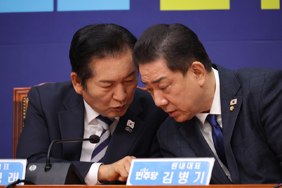 더불어민주당 정청래 대표와 김병기 원내대표가 21일 국회에서 열린 최고위원회의에서 대화하고 있다. 2025.11.21 [사진=연합뉴스]