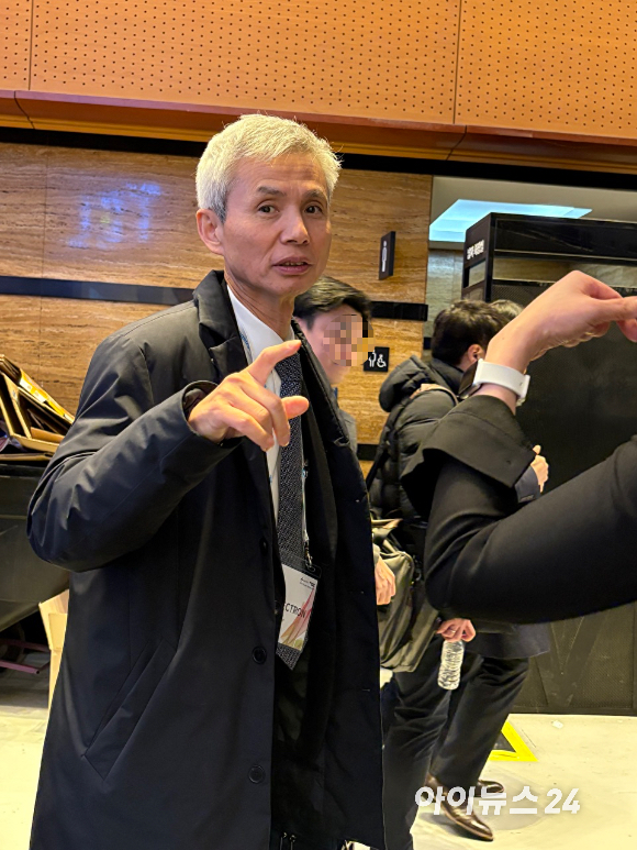 송재혁 삼성전자 디바이스솔루션(DS) 부문 최고기술책임자(CTO) 사장이 11일 서울 강남구 코엑스에서 열린 세미콘 코리아 2026에서 기조 강연을 하고 있다. [사진=곽영래 기자]