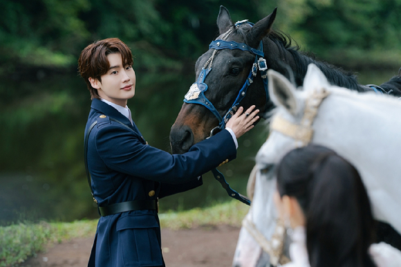 배우 이종석이 디즈니+ 시리즈 '재혼황후'에서 왕자 하인리 역을 연기하고 있다. [사진=월트디즈니 컴퍼니 코리아]