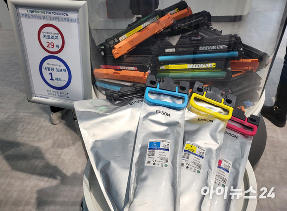 '히트프리' 기술이 적용된 잉크젯 프린터(왼쪽)와 일반 레이저 프린터로 출력할 때 온도 차이가 확인된 모습 [사진=서민지 기자]