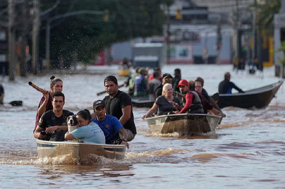 브라질 남부에 폭우와 홍수가 발생해 7일(현지시간) 포르투알레그리에서 자원봉사자들이 침수 지역 주민들을 배에 태워 대피시키고 있다. [사진=뉴시스]