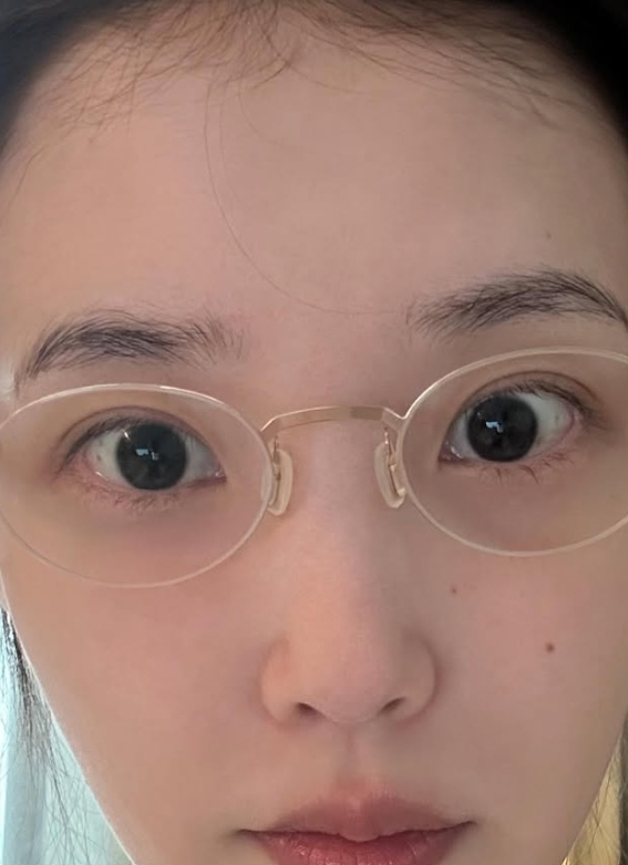 아이유, 초근접 민낯 셀카...모공 하나 없는 아기 피부 '30대 맞아?'