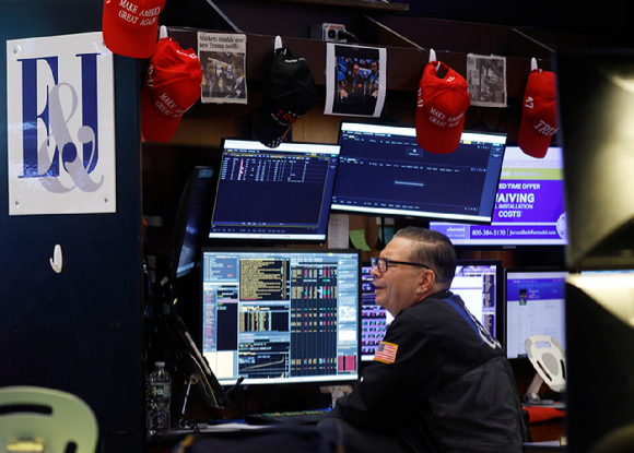 미국 뉴욕증권거래소(NYSE) 트레이더가 모니터를 보고 있다. [사진=UPI/연합뉴스]