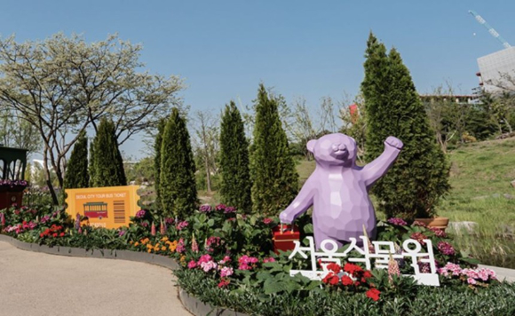 서울식물원에 설치된 곰 세 마리 조형물이 '저출생을 조장한다'는 민원에 따라 철거될 예정이다. [사진=서울식물원 홈페이지]