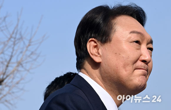 윤석열 국민의힘 대선 후보가 10일 오전 인천역 앞 광장에서 산업화&middot;교역일번지 인천지역 공약 발표를 마친 후 시민들과 인사를 하고 있다. [사진=김성진 기자]