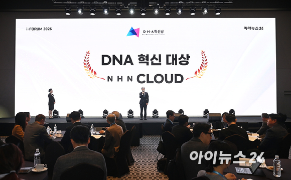 [포토] 'D·N·A 혁신대상' 소감 전하는 강민수 NHN클라우드 본부장