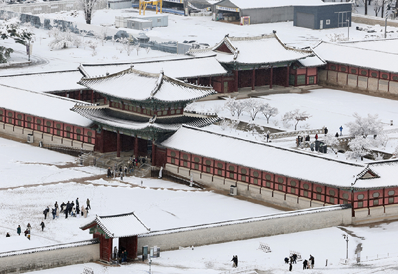 서울 지역에 폭설이 내린 27일 오전 서울 종로구 경복궁에서 시민들이 산책을 즐기고 있다. [사진=연합뉴스]