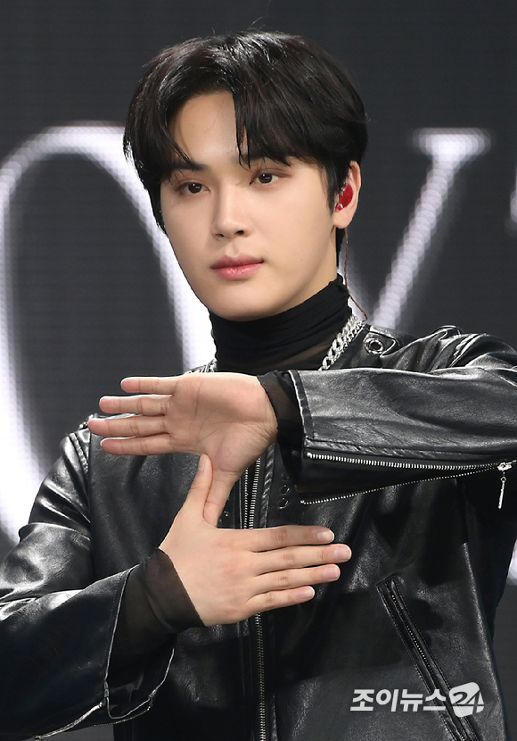 특수준강간 혐의를 받고 있는 그룹 NCT 출신 태일(본명 문태일)이 18일 서울중앙지법에서 열린 태일 등 총 3명의 성폭력 범죄의 처벌 등에 관한 특례법 위반(특수준강간) 혐의 첫 공판을 마치고 법원을 나서고 있다. [사진=정소희 기자]