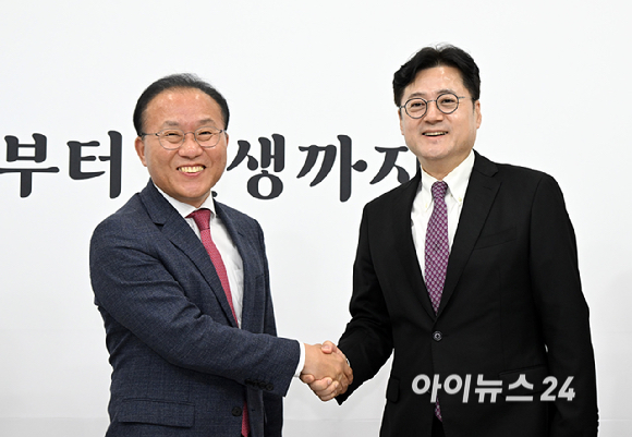 윤재옥 국민의힘 원내대표가 4일 국회에서 홍익표 신임 더불어민주당 원내대표와 만나 인사를 나누고 있다. [사진=곽영래 기자]
