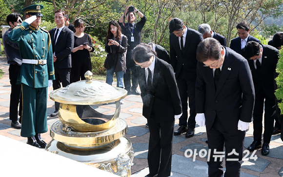 이재명 더불어민주당 대선 후보가 28일 서울 동작구 현충원 김대중 전 대통령 묘소를 참배하고 있다. [사진=곽영래 기자]