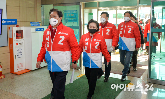 21일 오전 국민의힘 송석준 의원(국토교통위)이 국민의힘 원내부대표단, 국토위 산자위 소속 의원들과 수원시 권선구 소재 경기주택도시공사를 항의 방문하고 있다. [사진=국회사진취재단]