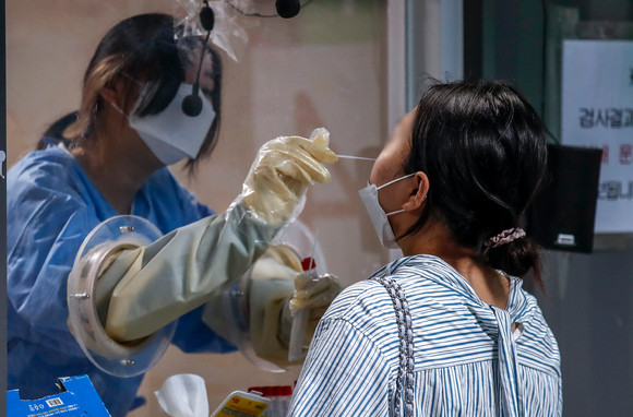 서울 용산구보건소를 찾은 시민들이 검사를 받고 있다. [사진=뉴시스]