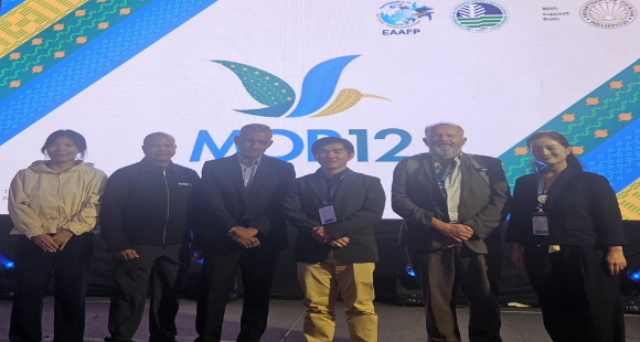 지난 9일~14일 필리핀 세부에서 열린 동아시아-대양주 철새이동경로 파트너십(EAAFP) 제12차 파트너 총회(MOP12)에서 관리위원회 상임위원으로 선임된 인천시와 관계자 등이 기념 촬영을 하고 있다. [사진=인천시]