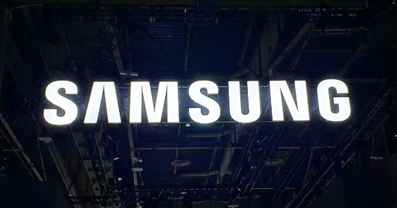 증권가에서 삼성전자의 세트 수요 불확실성 등을 반영해 목표주가를 잇따라 하향 조정했다. 사진은 삼성전자 로고 [사진=아이뉴스DB