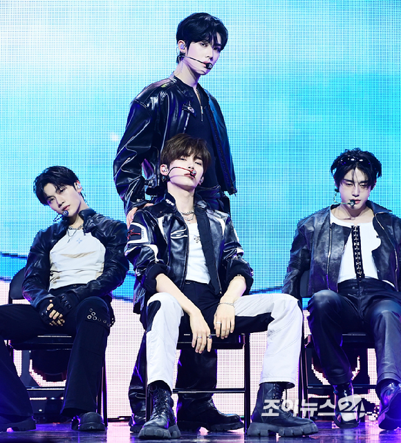 그룹 제로베이스원이 1일 오후 서울 용산구 한남 블루스퀘어에서 열린 제로베이스원(ZEROBASEONE) 정규 1집 '네버 세이 네버(NEVER SAY NEVER)' 쇼케이스에 참석해 멋진 무대를 선보이고 있다. [사진=정소희 기자]