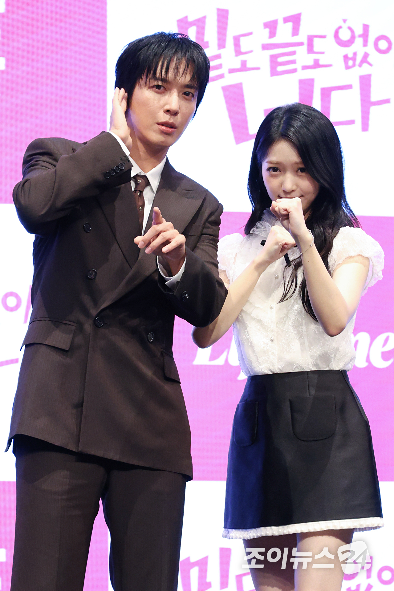 그룹 씨엔블루 정용화, 배우 홍승희가 19일 오후 서울 구로구 더세인트에서 진행된 라이프타임 새 토일드라마 '밑도 끝도 없이, 너다' 제작발표회에 참석해 포즈를 취하고 있다. [사진=문수지 기자]