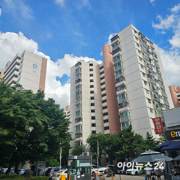 정부의 가계부채 대책이 발표된 후 시장은 일단 진정 효과를 나타내고 있다. 중개업소엔 문의전화도 없이 조용한 채 사무실에서 스크린만 응시하는 곳들이 많았다. 지난달 30일 오후 찾아간 서울 노원구 중계동의 청구3차 아파트 전경. 2025.06.30 [사진=이효정 기자 ]