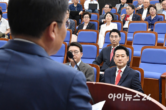 송석준 국민의힘 의원이 17일 서울 여의도 국회에서 열린 의원총회에서 공개 발언 요청을 하고 있다. [사진=곽영래 기자]