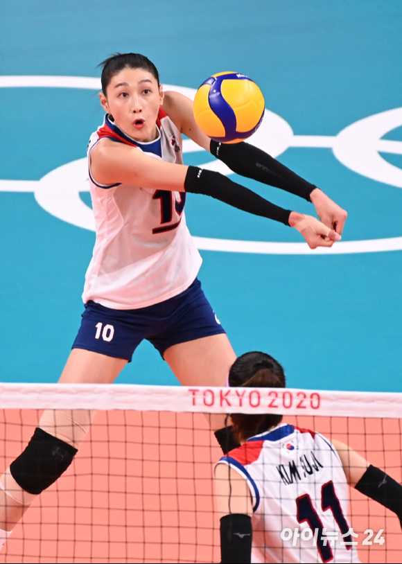 6일 오후 일본 도쿄 아리아케 아레나에서 열린 2020 도쿄올림픽 여자 배구 준결승 대한민국 대 브라질의 경기가 진행됐다. 한국 김연경이 리시브를 하고 있다.