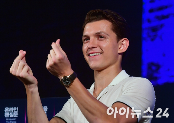 영화 '스파이더맨 : 파 프롬 홈'의 배우 톰 홀랜드, 제이크 질렌할이 지난 2019년 서울 동대문디자인플라자(DDP)에서 열린 '웰컴 스파이더맨 팬페스트' 행사에서 포즈를 취하고 있다. [사진=아이뉴스24포토DB]