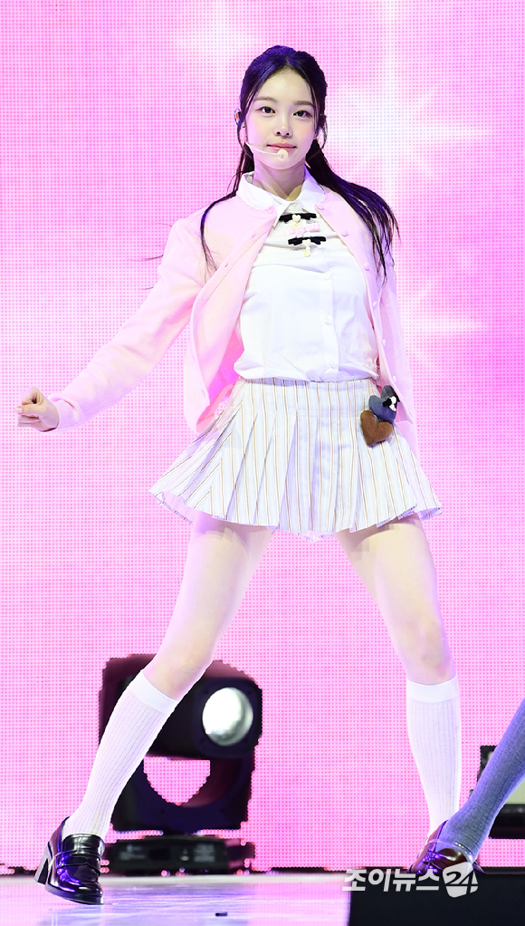 그룹 하츠투하츠 이안이 24일 오후 서울 광진구 예스24라이브홀에서 열린 하츠투하츠(Hearts2Hearts) 첫 번째 싱글앨범 '더 체이스' 발매 기념 쇼케이스에서 데뷔곡 '더 체이스' 무대를 선보이고 있다. [사진=정소희 기자]