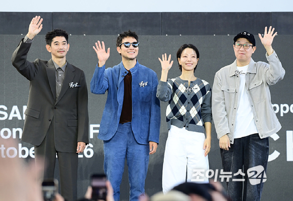 (왼쪽부터) 배우 나가야마 에이타-손석구-김신록-한준희 감독이 9일 부산 해운대구 영화의전당에서 열린 제31회 부산국제영화제 '푸른길' 오픈토크에 참석하고 있다. [사진=정소희 기자]
