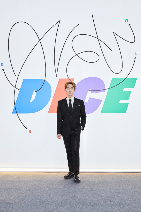 11일 샤이니 온유가 미니 2집 'DICE' 발매 기념 온라인 기자간담회에서 포토타임을 갖고 있다. [사진=SM엔터테인먼트]