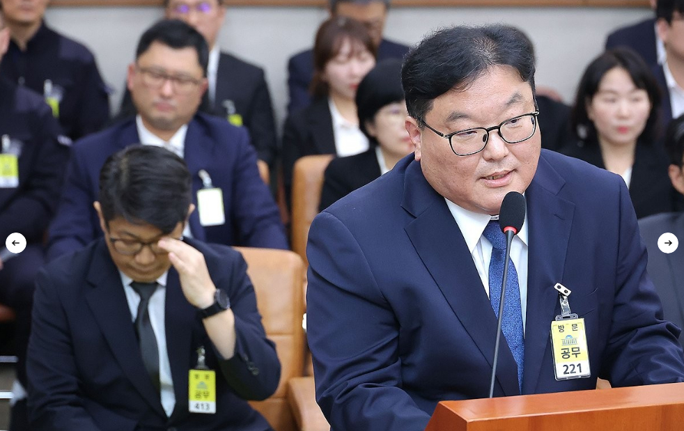 엄희준 광주고검 검사가 23일 국회 법제사법위원회에서 열린 2025년 국정감사에서 의원 질의에 답변하고 있다. 왼쪽은 문지석 광주고검 검사. 2025.10.23 [사진=연합뉴스]