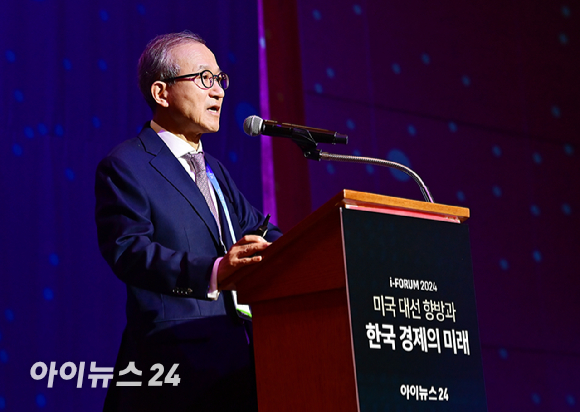 매년 하반기에 주요 이슈를 진단하고 대응 방안을 논의하는 '아이포럼 2024'가 '미국 대선 향방과 한국 경제의 미래' 라는 주제로 23일 서울 중구 롯데호텔 크리스탈볼룸에서 열렸다.임성남 법무법인(유한) 태평양 고문(前 외교부 제1차관)이 '국제 정세 변화'라는 주제로 기조연설을 하고 있다. [사진=곽영래 기자]