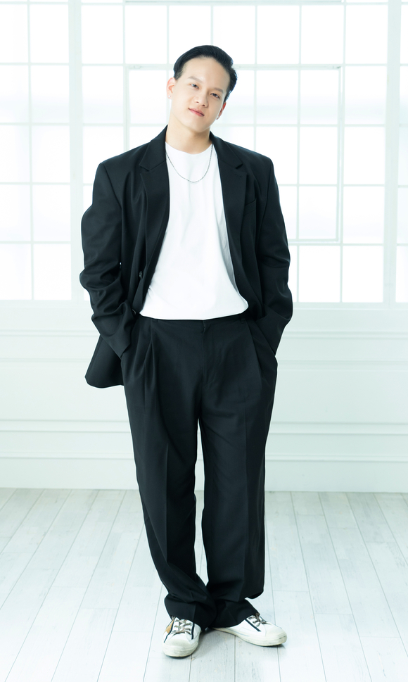 그룹 비투비 프니엘이 21일 온라인으로 진행된 비투비 정규 3집 'Be Together' 발매 기념 기자간담회에 참석해 포즈를 취하고 있다. [사진=큐브엔터테인먼트]