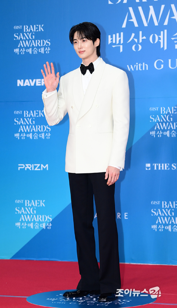 배우 변우석이 5일 오후 서울 삼성동 코엑스에서 열린 제61회 백상예술대상 시상식 레드카펫 행사에 참석하고 있다. [사진=정소희 기자]