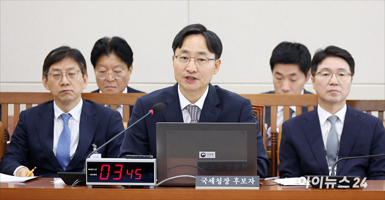 임광현 국세청장 후보자가 15일 서울 여의도 국회에서 열린 국회 기획재정위원회 임광현 국세청장 후보자 인사청문회에서 질의에 답변하고 있다. [사진=곽영래 기자]