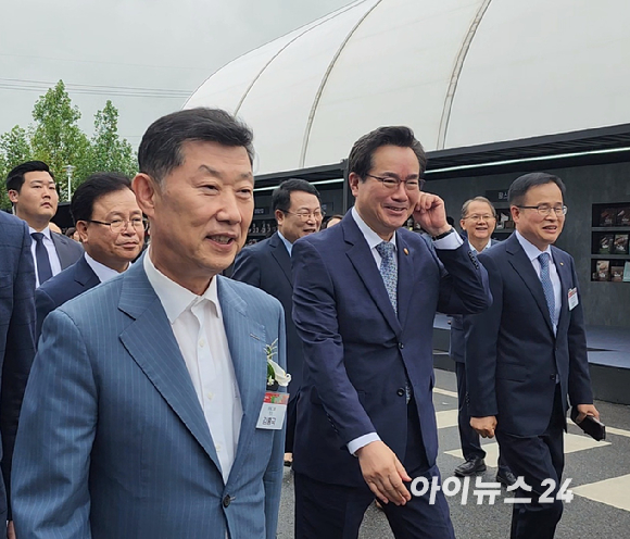 지난 9월 열린 NS 푸드페스타에서 정황근 농림축산식품부 장관(왼쪽)과 김홍국 하림그룹 회장이 행사장을 걸으며 이야기를 나누고 있는 모습. [사진=구서윤 기자]