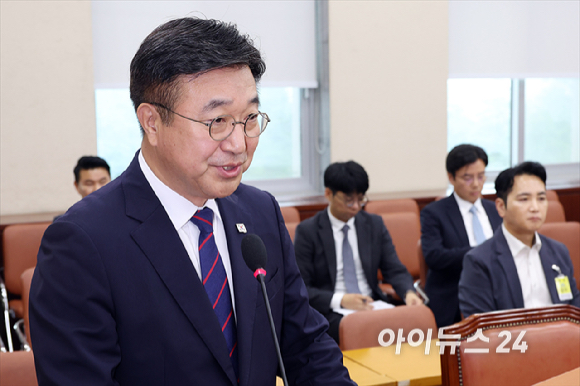 윤호중 행정안전부 장관 후보자가 18일 서울 여의도 국회에서 열린 국회 행정안전위원회 윤호중 행정안전부 장관 후보자 인사청문회에서 모두발언을 하고 있다. [사진=곽영래 기자]