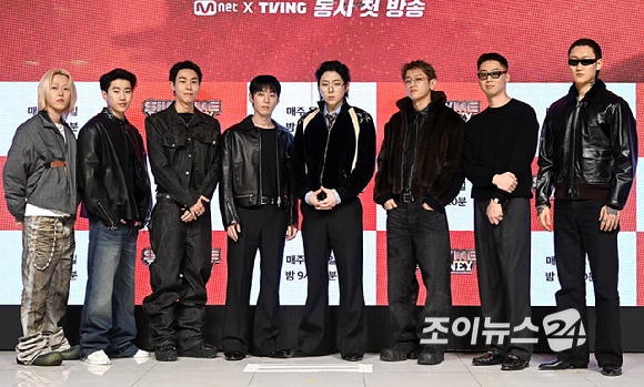 릴 모쉬핏, 박재범, 로꼬, 그레이, 지코, 크러쉬, 허키 사바세키, 제이통이 15일 서울 강남구 엘리에나 호텔에서 열린 Mnet '쇼미더머니12' 제작발표회에서 포즈를 취하고 있다. [사진=곽영래 기자]